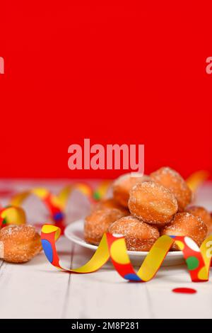 Petit allemand traditionnel 'Berliner Pfannkuchen', un donut sans trou rempli de confiture. Traditionnel servi pendant le carnaval Banque D'Images