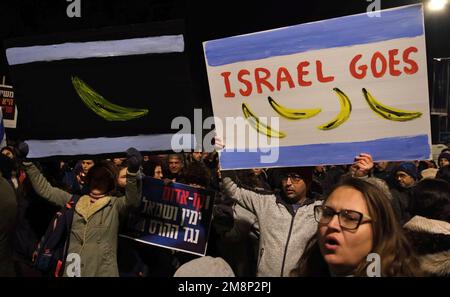 JÉRUSALEM, ISRAËL - JANVIER 14 : les Israéliens brandent des signes lors d'une manifestation contre le nouveau système judiciaire gouvernemental d'Israël qui vise à affaiblir la Cour suprême du pays en dehors de la résidence du Président sur 14 janvier 2023, à Jérusalem, en Israël. Pendant un deuxième week-end, les manifestants se sont ralliés à la vaste réforme controversée du système juridique israélien, qui relancerait le pouvoir des élus et réduirait le pouvoir de la haute Cour de justice israélienne. Crédit : Eddie Gerald/Alay Live News Banque D'Images