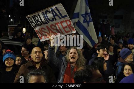 JÉRUSALEM, ISRAËL - JANVIER 14 : une femme israélienne porte un panneau qui se lit comme « désastre biblique » lors d'une manifestation contre le nouveau système judiciaire gouvernemental d'Israël qui vise à affaiblir la Cour suprême du pays en dehors de la résidence du Président sur 14 janvier 2023, à Jérusalem, en Israël. Pendant un deuxième week-end, les manifestants se sont ralliés à la vaste réforme controversée du système juridique israélien, qui relancerait le pouvoir des élus et réduirait le pouvoir de la haute Cour de justice israélienne. Crédit : Eddie Gerald/Alay Live News Banque D'Images