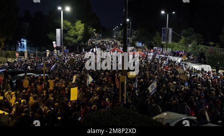 JÉRUSALEM, ISRAËL - JANVIER 14 : les Israéliens brandent des signes lors d'une manifestation contre le nouveau système judiciaire gouvernemental d'Israël qui vise à affaiblir la Cour suprême du pays en dehors de la résidence du Président sur 14 janvier 2023, à Jérusalem, en Israël. Pendant un deuxième week-end, les manifestants se sont ralliés à la vaste réforme controversée du système juridique israélien, qui relancerait le pouvoir des élus et réduirait le pouvoir de la haute Cour de justice israélienne. Crédit : Eddie Gerald/Alay Live News Banque D'Images