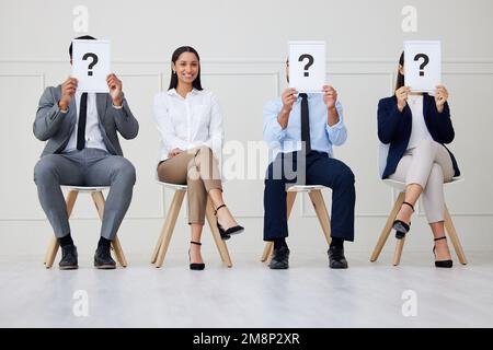 Portrait de femme d'affaires de race mixte comme candidat choisi dans un groupe de divers hommes d'affaires en attente d'entrevue. Équipe d'hommes et de femmes candidats à Banque D'Images