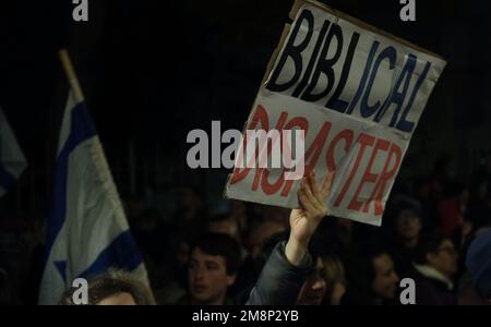 JÉRUSALEM, ISRAËL - JANVIER 14 : une femme israélienne porte un panneau qui se lit comme « désastre biblique » lors d'une manifestation contre le nouveau système judiciaire gouvernemental d'Israël qui vise à affaiblir la Cour suprême du pays en dehors de la résidence du Président sur 14 janvier 2023, à Jérusalem, en Israël. Pendant un deuxième week-end, les manifestants se sont ralliés à la vaste réforme controversée du système juridique israélien, qui relancerait le pouvoir des élus et réduirait le pouvoir de la haute Cour de justice israélienne. Crédit : Eddie Gerald/Alay Live News Banque D'Images