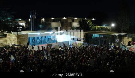 JÉRUSALEM, ISRAËL - JANVIER 14 : les Israéliens brandent des signes lors d'une manifestation contre le nouveau système judiciaire gouvernemental d'Israël qui vise à affaiblir la Cour suprême du pays en dehors de la résidence du Président sur 14 janvier 2023, à Jérusalem, en Israël. Pendant un deuxième week-end, les manifestants se sont ralliés à la vaste réforme controversée du système juridique israélien, qui relancerait le pouvoir des élus et réduirait le pouvoir de la haute Cour de justice israélienne. Crédit : Eddie Gerald/Alay Live News Banque D'Images