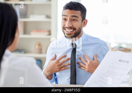 Homme d'affaires asiatique en entrevue avec le responsable du recrutement. Le chef de la direction lit le curriculum vitae et le cv du candidat à la recherche d'une offre d'emploi, d'un poste vacant, d'une possibilité d'emploi Banque D'Images