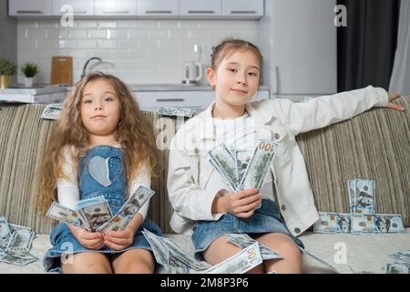 Les enfants aiment s'asseoir parmi l'argent Banque D'Images