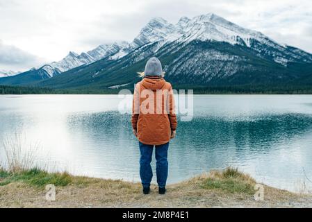 fille debout avec elle de retour à la visionneuse dans les montagnes banff, canada. Photo de haute qualité Banque D'Images