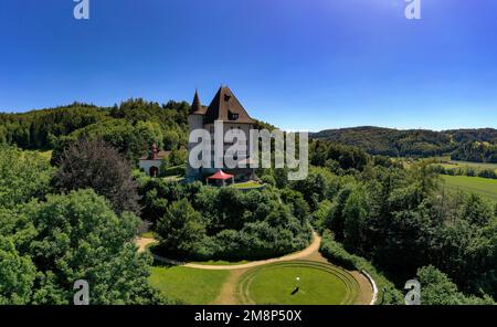 Un tir de drone du château de Liebegg par une journée ensoleillée dans la municipalité de Graenichen, dans le district d'Aarau, en Suisse Banque D'Images