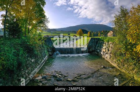 Petite rivière près de la commune de Gonten dans le canton d'Appenzell Innerrhoden par une journée ensoleillée en Suisse Banque D'Images
