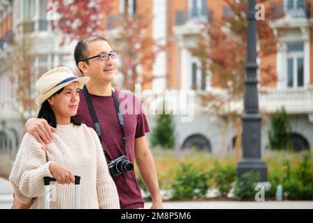 Couple multiracial de touristes explorant la ville ensemble. Banque D'Images