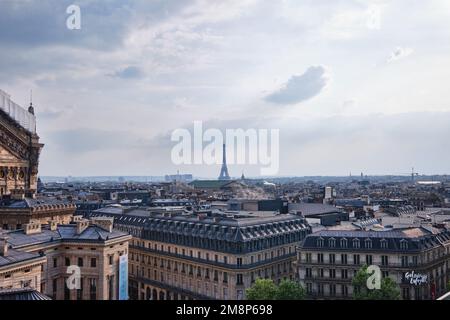 Paris, France - Mai 2022 : vue sur le paysage urbain et les toits de Paris avec de beaux détails architecturaux Banque D'Images