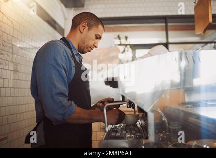 Barista spécialisé qui prépare une tasse de café. Barista prépare une tasse de cappuccino. Assistant café préparant une tasse d'espresso à l'aide de la machine à café Banque D'Images