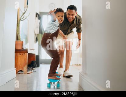 Une heureuse famille de deux personnes jouant et patinant ensemble au salon. Aimer parent unique noir liant avec son fils tout en lui enseignant Banque D'Images