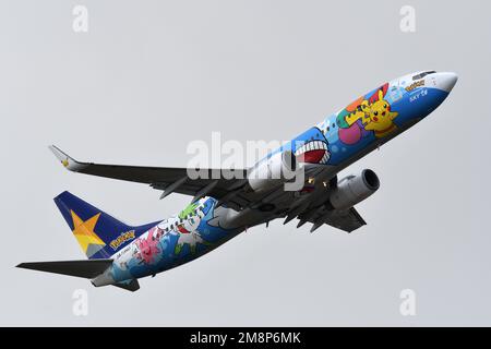 Préfecture d'Ibaraki, Japon - 10 janvier 2023 : Boeing B737-800 (JA73NG) de Skymark Airlines. Schéma « Pikachu Jet BC2 ». Banque D'Images