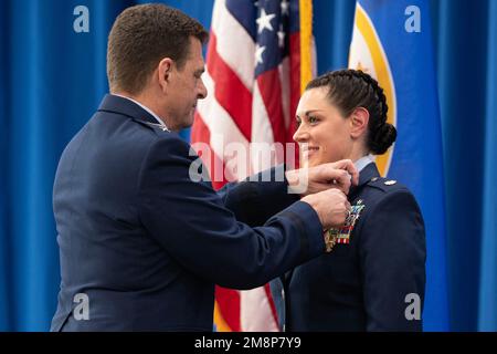 St. Paul, Minnesota, États-Unis. 7th janvier 2023. ÉTATS-UNIS Le lieutenant-général de la Force aérienne Michael A. Loh, directeur de la Garde nationale aérienne, fixe la Croix de vol distinguée sur la rue de l'uniforme de Luning du Maj Katie Paul, Minn., janvier. 7, 2023. La visite de LOH a été en l'honneur des actions extraordinaires de Lunning lors de l'évacuation de Kaboul, en Afghanistan, le 26 août 2021, qui a valu la mise en place de la distinction de la Croix volante. Crédit : États-Unis Air Force/ZUMA Press Wire Service/ZUMAPRESS.com/Alamy Live News Banque D'Images