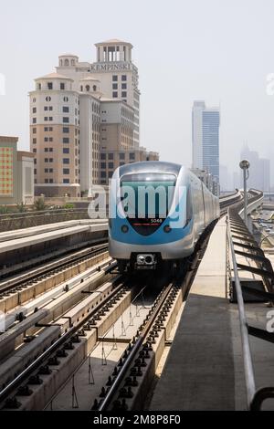 Un train de transit rapide, qui fonctionne sur des rails surélevés, quitte la gare Banque D'Images