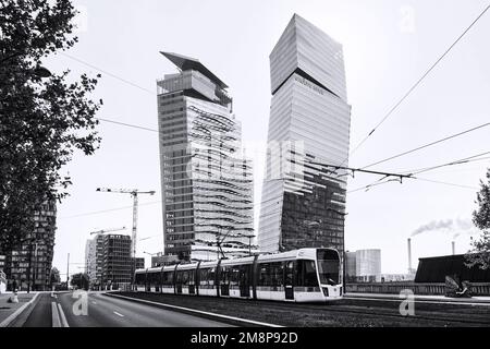 Paris, France - 18 mai 2022 : tramway passant à proximité des tours Duo (Tours Duo) gratte-ciel conçus par l'architecte Jean nouvel Banque D'Images