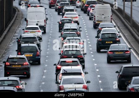 Photo du dossier datée du 23/12/22 de TRAFFIC sur le A13 à Londres. Selon un rapport du gouvernement, les automobilistes pourraient être coincés dans la congestion deux fois plus mal que les niveaux actuels si les voitures sans chauffeur deviennent monnaie courante. Les projections du trafic du ministère des Transports (DFT) pour l'Angleterre et le pays de Galles indiquent que les retards pourraient augmenter de 85 % entre 2025 et 2060 dans ce scénario. Date de publication : dimanche 15 janvier 2023. Banque D'Images