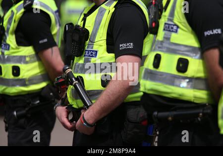 Photo du dossier datée du 04/06/16 des policiers écossais, comme l'a affirmé le Scottish Labour, les Écossais sont « mis en danger » car les chiffres ont révélé que près d'un quart des 101 appels à la police ont été déconnectés au cours des sept premiers mois de 2022. Banque D'Images