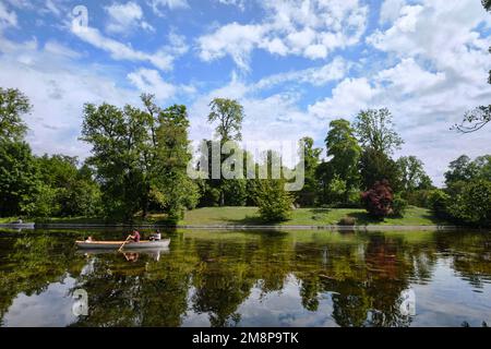 Paris, France - Mai 2022 : vue sur le lac inférieur dans le Bois de Boulogne et réflexions de la nature Banque D'Images