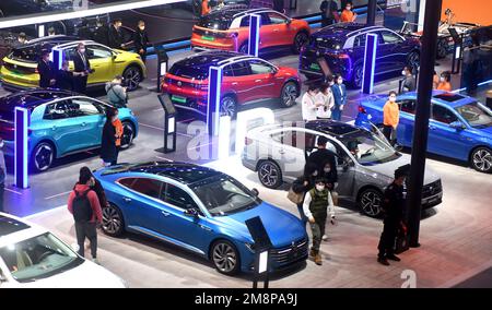 Pékin, province chinoise de Guangdong. 1st janvier 2023. Les gens visitent l'exposition internationale de l'automobile de Guangzhou, dans la province de Guangdong, dans le sud de la Chine, le 1 janvier 2023. Crédit: Lu Hanxin/Xinhua/Alamy Live News Banque D'Images