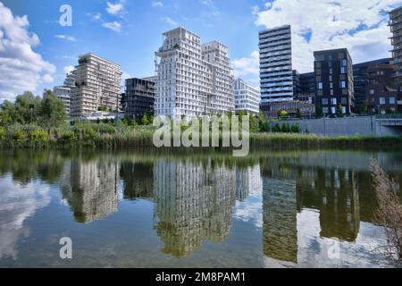 Paris, France - Mai 2022: Parc Clichy Batignolles Eco District reflectios de nouveaux projets de logement du Parc Martin Luther King Banque D'Images