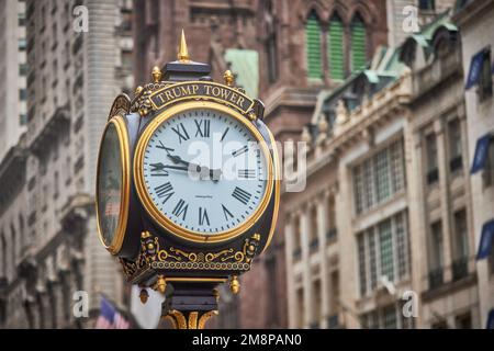 New York City Manhattan 5th Avenue Trump Tower horloge à l'extérieur de la tour Banque D'Images