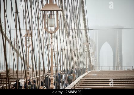 New York Manhattan pont de Brooklyn dans la brume de bobineur humide Banque D'Images