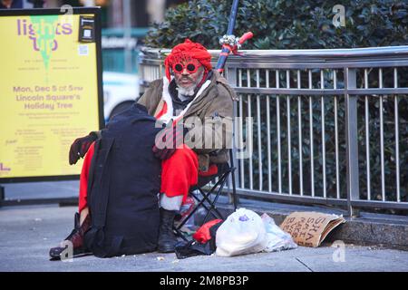 New York ville Manhattan homme noir habillé comme Santa Banque D'Images