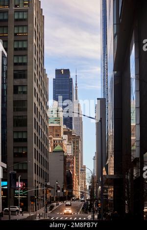 New York City Manhattan 34th rue en direction de l'Empire State Building Banque D'Images