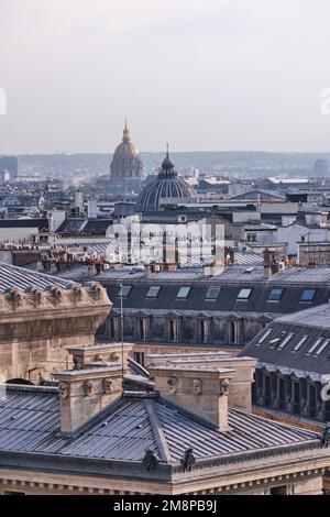 Paris, France - Mai 2022 : vue sur le paysage urbain et les toits de Paris avec de beaux détails architecturaux Banque D'Images