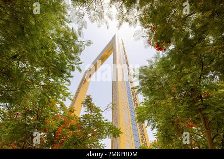 Le cadre de Dubaï entouré de feuillage, vu d'en bas, par une belle journée d'été Banque D'Images