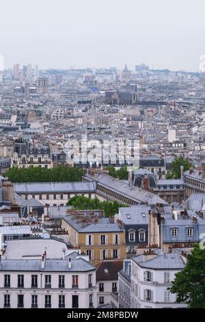 Paris, France - Mai 2022 : vue sur le paysage urbain et les toits de Paris avec de beaux détails architecturaux Banque D'Images
