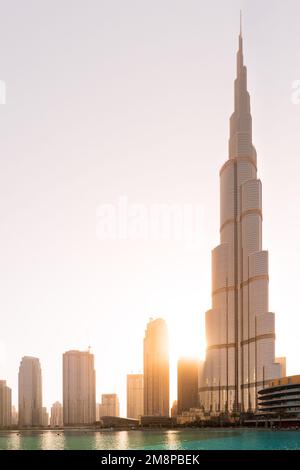 L'horizon de Dubaï au coucher du soleil, avec Burj Khalifa dominant les gratte-ciels environnants Banque D'Images