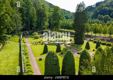 Paysage d'été du jardin du château avec une fontaine à Weesenstein, Allemagne Banque D'Images