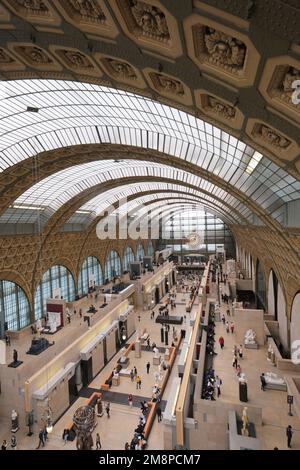 Paris, France - Mai 2022 : vue intérieure du musée d'Orsay. Le musée d'Orsay est un musée de Paris, sur la rive gauche de la Seine Banque D'Images