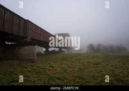 Ancien pont ferroviaire près du monastère allemand Corvey Banque D'Images