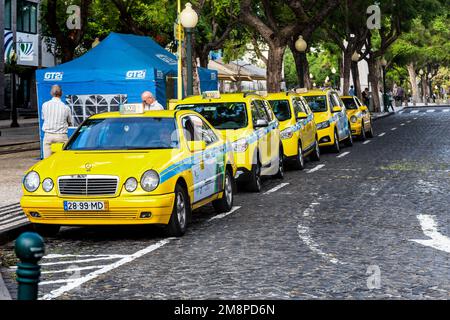 FUNCHAL, PORTUGAL - 25 AOÛT 2021 : il s'agit de taxis qui attendent les passagers dans le centre-ville. Banque D'Images