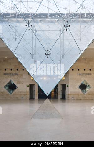Paris, France - Mai 2022 : installation de la pyramide de verre inversé au Palais du Louvre Banque D'Images