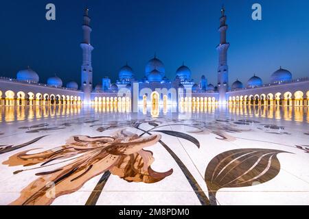 Vue symétrique pendant l'heure bleue de la majestueuse mosquée Sheik Zayed à Abu Dhabi photographiée avec un objectif grand angle Banque D'Images