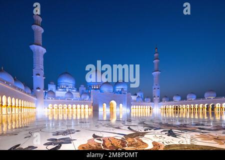 Heure bleue à la majestueuse mosquée Sheik Zayed à Abu Dhabi Banque D'Images