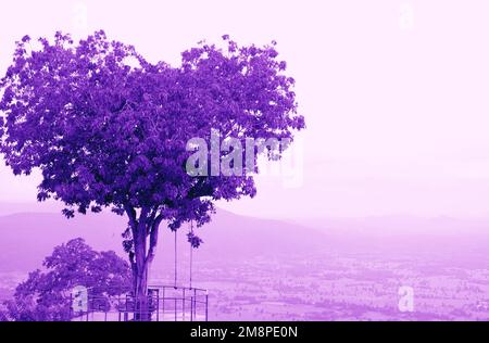 Pop Art de style surréaliste arbre en forme de coeur sur ciel nuageux dans des tons violets Banque D'Images