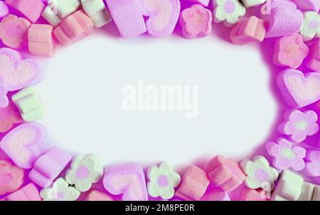 Cadre de bonbons en forme de fleur pastel et de coeur Marshmallow Banque D'Images