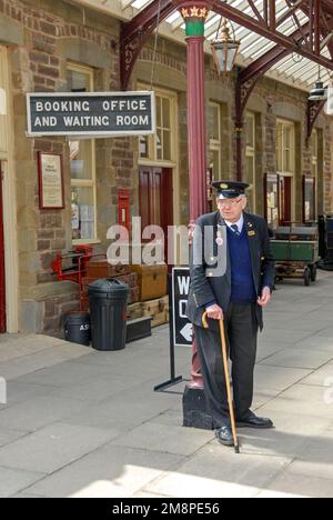 Un bénévole à la retraite dans les gares de Toddington dans les Cotswolds en Grande-Bretagne. La gare de Toddington fait partie du Gloucestershire Warwickshire Banque D'Images