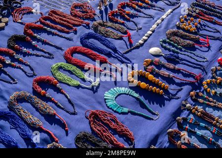 Une scène de marché marocaine colorée le long d'une rue animée vendant des produits artisanaux Banque D'Images