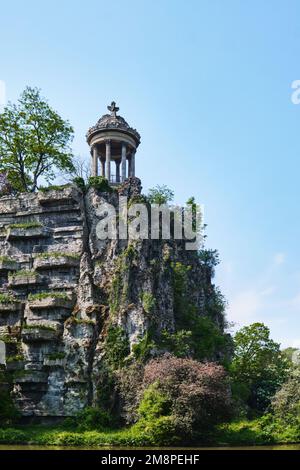 Paris, France - Mai 2022 : Temple de la Sibylle dans le Parc des Buttes Chaumont à Paris France, le beau jour du printemps Banque D'Images