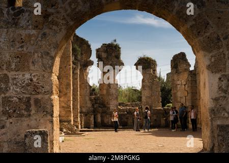 Les ruines de l'ancienne ville Anatolie de Perge située près de la ville d'Antalya en Turquie. Photo de haute qualité Banque D'Images