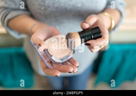 Gros plan sur les mains des femmes âgées qui manipulent des articles de maquillage. Banque D'Images
