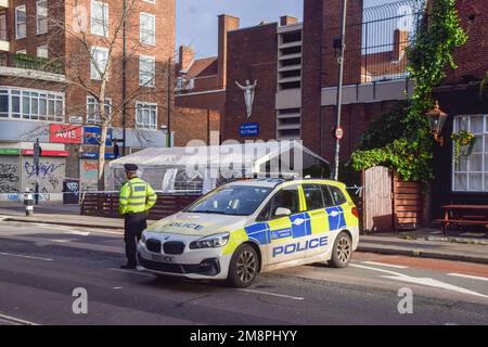 Londres, Royaume-Uni. 15th janvier 2023. Un cordon de police est en place près de la gare d'Euston après une fusillade au volant présumée à l'extérieur de St Aloysius R.C. Église le samedi après-midi. Une jeune fille de sept ans est dans un état critique et cinq autres ont été blessés. Les rapports indiquent que des tirs ont été tirés d'un véhicule en mouvement. Credit: Vuk Valcic/Alamy Live News Banque D'Images