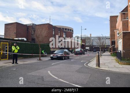 Londres, Royaume-Uni. 15th janvier 2023. Un cordon de police est en place près de la gare d'Euston après une fusillade au volant présumée à l'extérieur de St Aloysius R.C. Église le samedi après-midi. Une jeune fille de sept ans est dans un état critique et cinq autres ont été blessés. Les rapports indiquent que des tirs ont été tirés d'un véhicule en mouvement. Credit: Vuk Valcic/Alamy Live News Banque D'Images