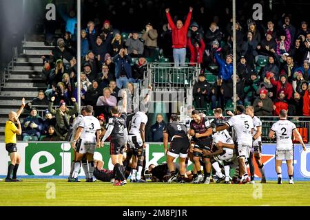 Londres, Royaume-Uni. 14th janvier 2023. La foule applaudit la première moitié de l'essai de Saracens par Marco Riccioni de Saracens lors du match de la coupe des champions de rugby européenne entre Saracens et Lyon au stade StoneX, Londres, Angleterre, le 14 janvier 2023. Photo de Phil Hutchinson. Utilisation éditoriale uniquement, licence requise pour une utilisation commerciale. Aucune utilisation dans les Paris, les jeux ou les publications d'un seul club/ligue/joueur. Crédit : UK Sports pics Ltd/Alay Live News Banque D'Images